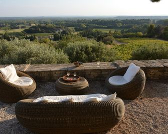 Authentic farmhouse with exceptional views in beautiful natural surroundings - Beaumes-de-Venise - Innenhof