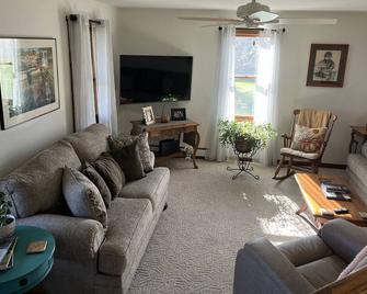 Charming Country Home With Beautiful Sunsets And Sunrises - Baldwinsville - Living room