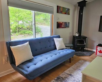 Private cozy cottage on Bobs Lake with boat launch - Sharbot Lake - Living room