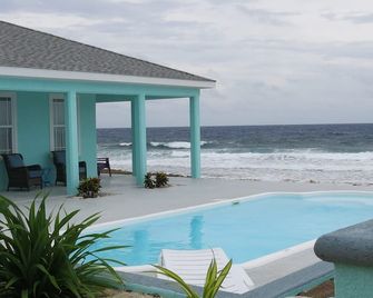 Magical oceanfront home with pool - 2 bedroom, 2.5 baths, sleeps 6-8, built 2017 - Cayman Brac - Piscina