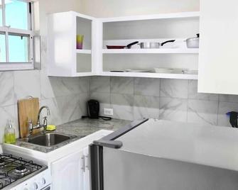 Blr Beach Villas #2 (Double Bed) - Oistins - Kuchyň