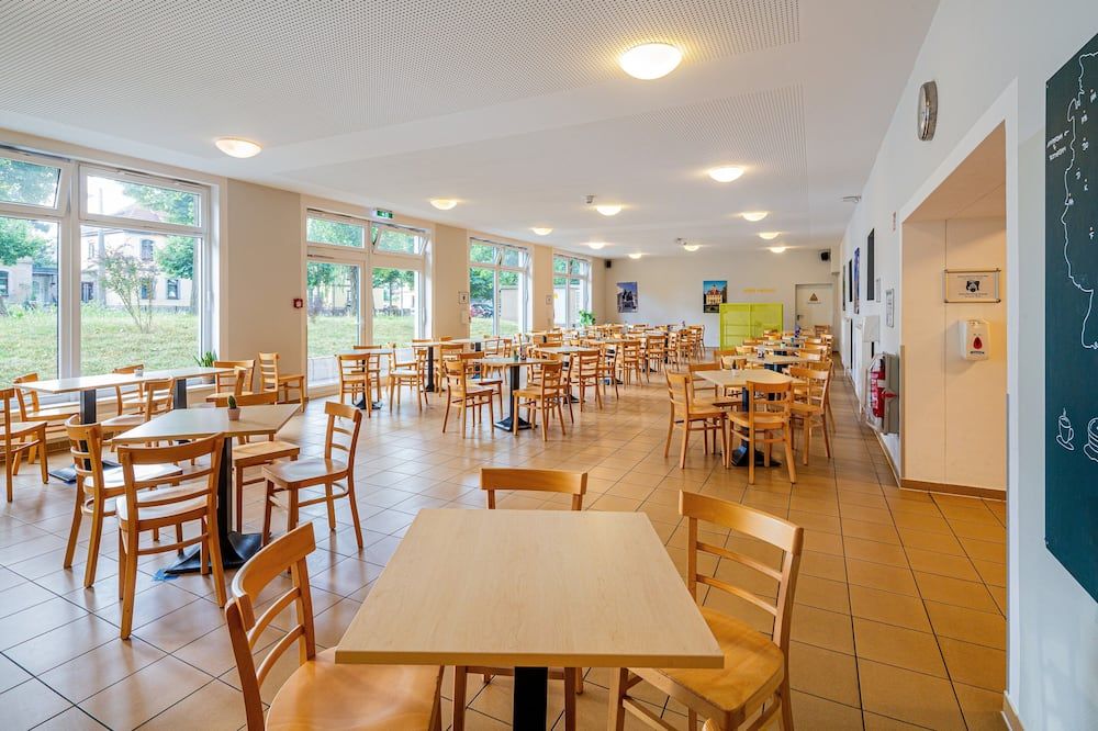 إيه آن و و ي إس ا هوستل - ويمار - مطعم