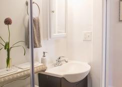 Beautiful 1st Floor Apartment & Amazing Shower - Portland - Baño