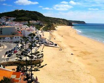 Apartment with sea views right on the beach - Salema - Beach