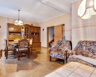 Holiday home in Thuringia with private terrace, use of a garden and pool - Streufdorf - Comedor