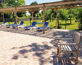 Cottage (sleeps 6) at Domaine de Chantageasse, a 17th century estate with pool - Asnières-la-Giraud - Patio