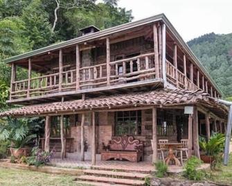 Cabin at the mountain, with chimney.br20 min from the airport and citybr - Santa Ana - Edificio