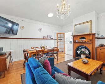 Blossoms on the Bay - 4 Bedrooms - Port Arthur