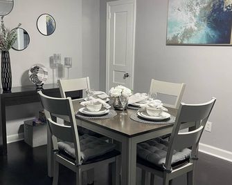 Beautiful newly renovated home near airport with fireplace & sunroom. - Sharon Hill - Dining room
