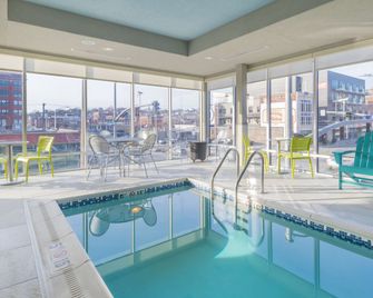 هوم 2 سويتس باي هيلتون كانساس سيتي داونتاون - مدينة كانساس - حوض السباحة