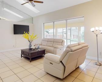Glenwood Hideaway - Port St. Lucie - Living room