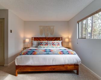 Fourth Sisters Escape sleeps 6 ground level condo w/ community pool and spa - Sisters - Habitación