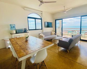 Brandnew beachfront apartment! Great view, private balcony, large shared terrace - Bahia Kino - Ruang makan