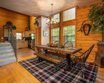 Spacious Cabin with Cozy Fireplace and Pool Access - Inviting Escape - Branson - Dining room