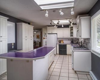 Lake House Getaway With Private Dock - Quesnel - Küche