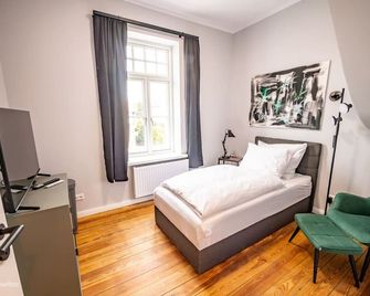 6 Zimmer 130 m2 Wundervoll sanierte Wohnung zentral ruhig hochwertig - Brunsbüttel - Bedroom