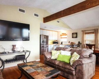 Steps From The Beach and Pet Friendly! Completely non-smoking property! - Galveston - Living room