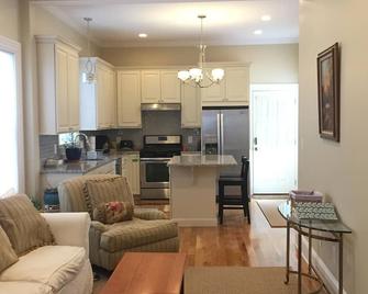 Boston-Modern Spacious Family Friendly Apartment w/Parking - Boston - Kitchen