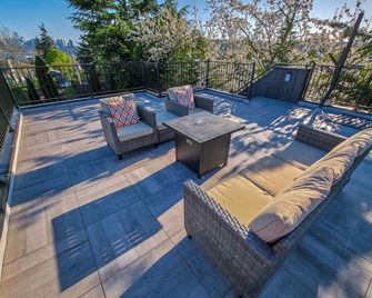 Modern 2-Bedroom 2-Bath Home with Stunning Views - Seattle - Balcony