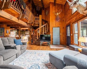 'Timber Acres' is nestled in the woods with private pond in Eagles Mere - Eagles Mere - Sala de estar