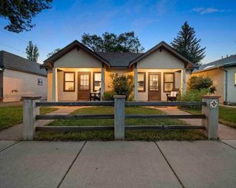 Stylish heart of Downtown Flagstaff Unit with HotTub - Flagstaff - Edificio