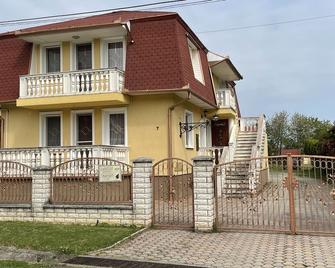Komfortos, családi méretű apartman, 5 percre a strandfürdőtől! - Zalakaros - Building