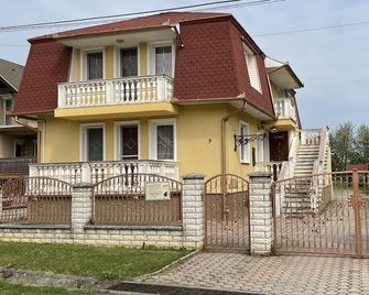 Komfortos, családi méretű apartman, 5 percre a strandfürdőtől! - Zalakaros - Edifici