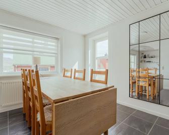 Charming 2BR Retreat in Vestmanna - Sandavágur - Dining room