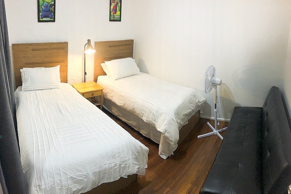 Low price clean linen and free stuff No 2 plenty of on street parking G1 - סידני - חדר שינה