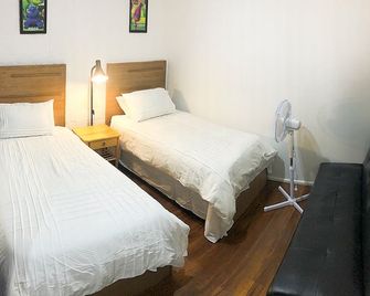 Low price clean linen and free stuff No 2 plenty of on street parking G1 - סידני - חדר שינה