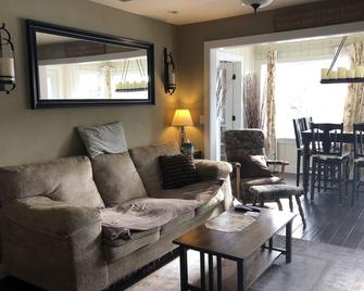 Waterfront Cottage 5 minutes to Mount Wachusett, Dock, Pet Friendly, Kayaks - Westminster - Sala de estar
