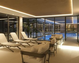 Hotel Europeo Alpine Charme & Wellness - פינצולו - בריכה