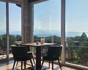 هوتل مون ريبوس - سيرميون - شرفة