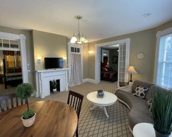 Charming 2-Bedroom Apartment Near Historic Downtown Marietta - Marietta - Вітальня
