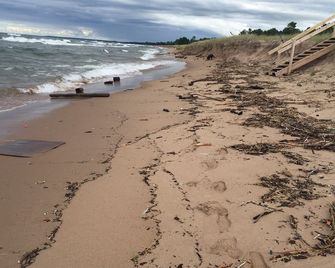 Lake Superior Beach Cottage: Relax at the Beach Instead of a Hotel - Marquette - Beach