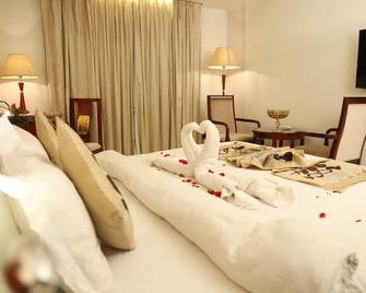 Hotel Republic - Patna - Bedroom