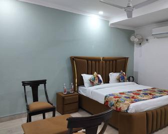 Farmhouse Inn Nh8 - A Comfortable Guest House Near Igi Airport Delhi - New Delhi - Bedroom