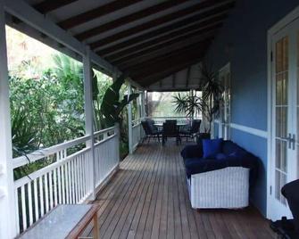 Oasis Queenslander Cottage Beach Escape - Cabarita Beach - Balcony