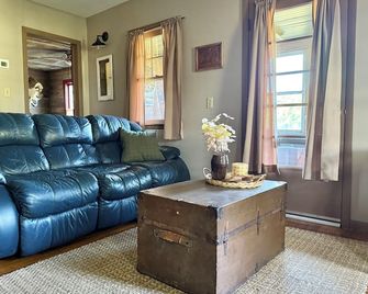 Country Farmhouse on a Working Cattle Ranch - El Dorado - Sala de estar