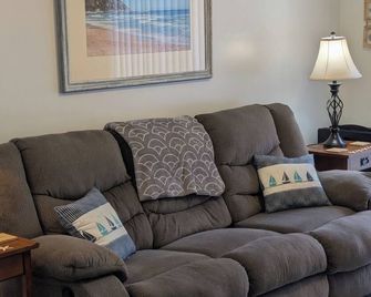 Close to the beach and everything but not too close. - Swansboro - Living room