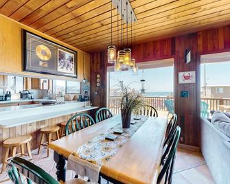 Pelican Harbor - Rockaway Beach - Dining room
