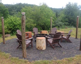 Salty King Salt Lodge - White Sulphur Springs - Patio