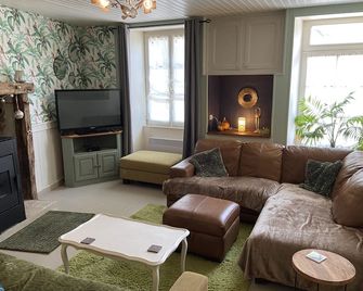 Charming 4 Bedroom 4 Bathroom Gite - 2 Adjoining Cottages - Heated Plunge Pool - Le Vigeant - Sala de estar