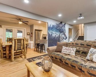 Cabin in the City! Hot Tub, Theater, Game Room! - Northglenn - Sala de estar