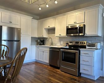 Centerville's Charming Town Square, Cozy Apartment in unique Historic Building - Centerville - Cocina