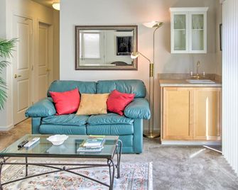 Serene Bungalow-Style Home in Point Reyes Station! - Point Reyes Station - Living room