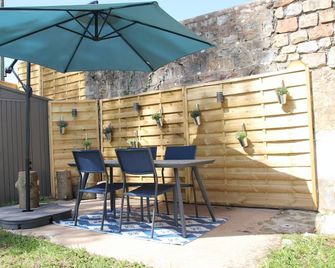 Le Vieil Home, at the foot of the medieval city - Domfront-en-Poiraie - Patio