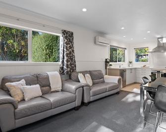 Tasman Holiday Parks Picton - Picton - Living room