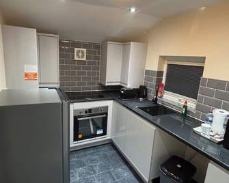 1 Bedroom Flat - Manchester Airport Apartment - 7 mins to MAN - Staycations & Business stays! - Manchester - Kitchen