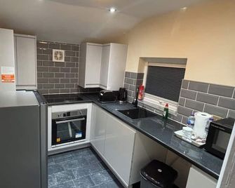 1 Bedroom Flat - Manchester Airport Apartment - 7 mins to MAN - Staycations & Business stays! - Manchester - Kitchen